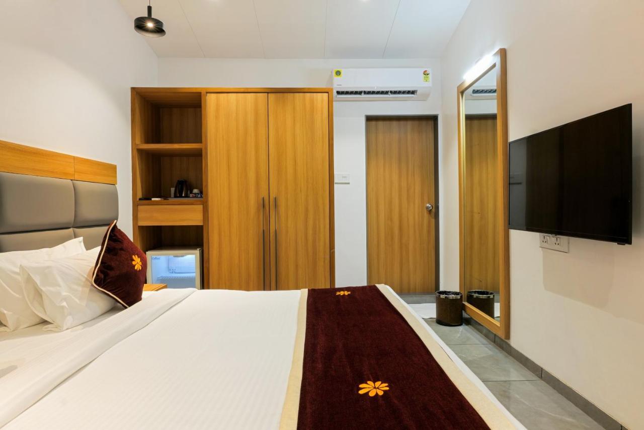 Gold Beach Villa Daman Extérieur photo